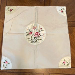 # 1092 Two new pillowcases.